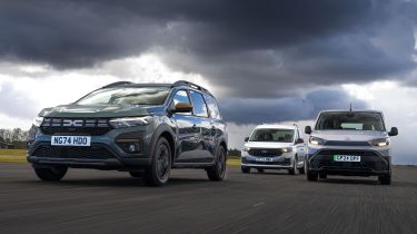 Dacia Jogger vs Toyota Proace City Verso vs Ford Tourneo Connect - group tracking shot 